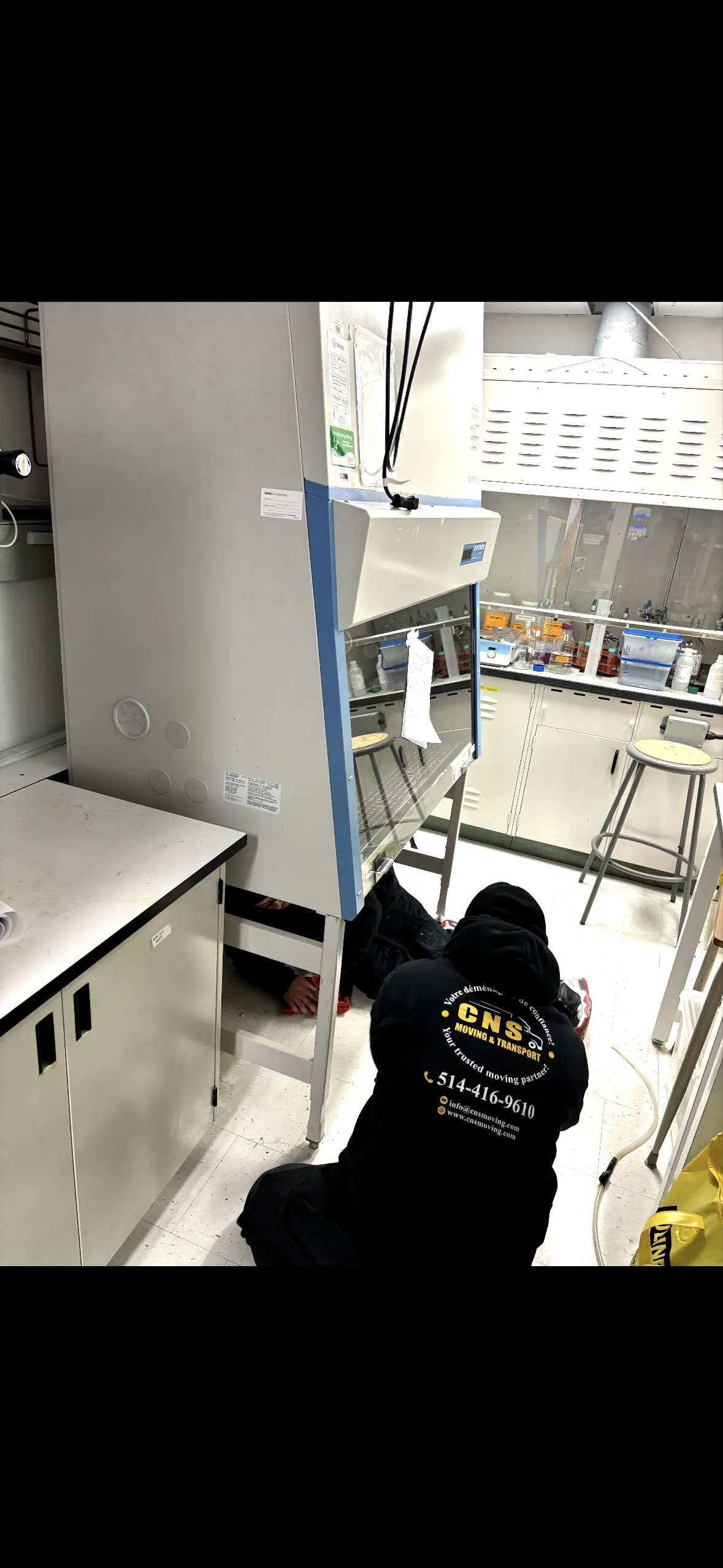 Precision laboratory equipment disassembly for safe transport